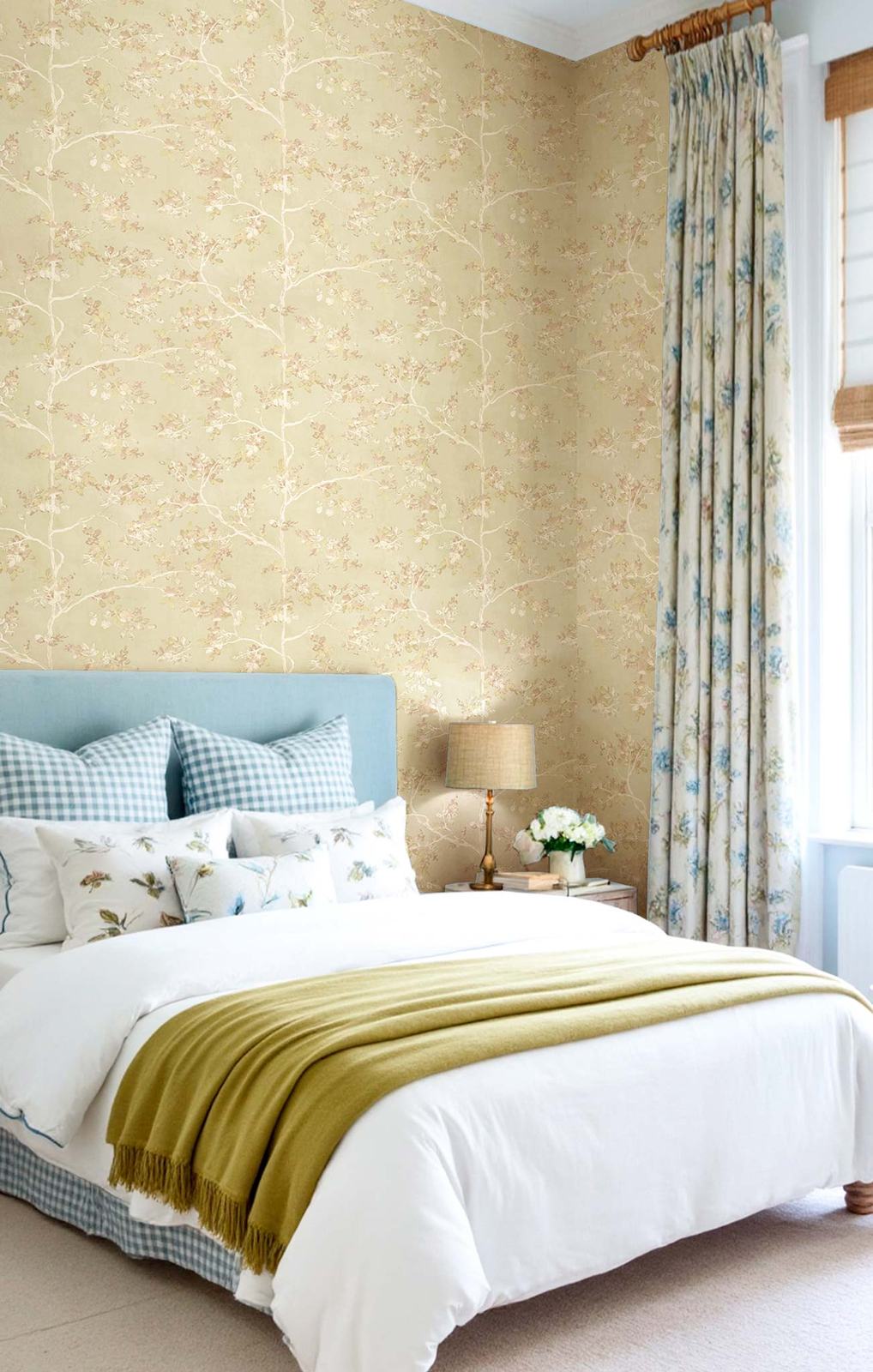 Quarto com papel de parede amarelo de padrão floral