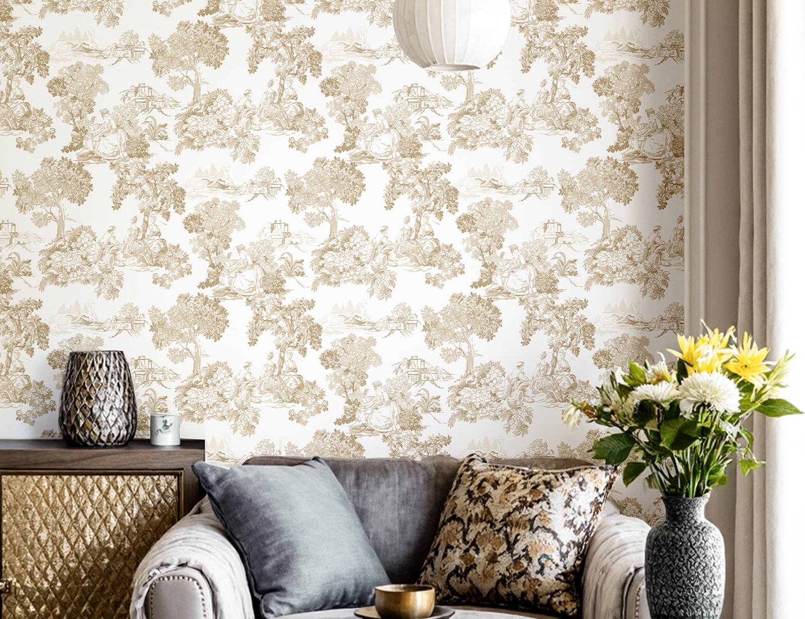 Sala com papel de parede floral em tons bege