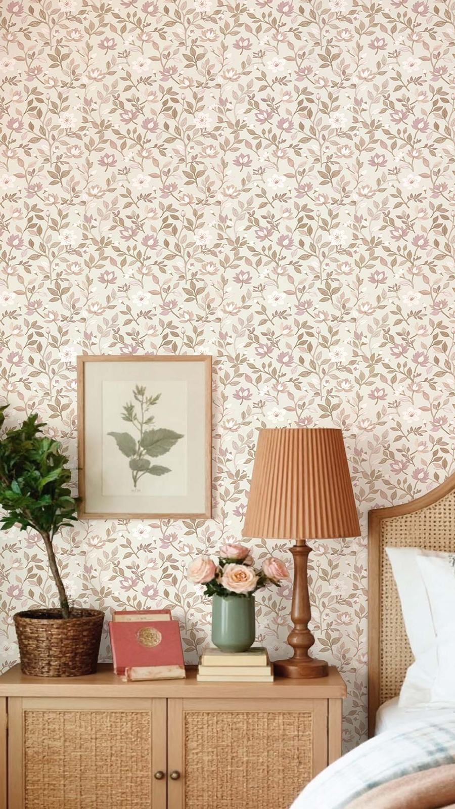 Papel de parede floral em tons rosa, com uma cómoda de madeira