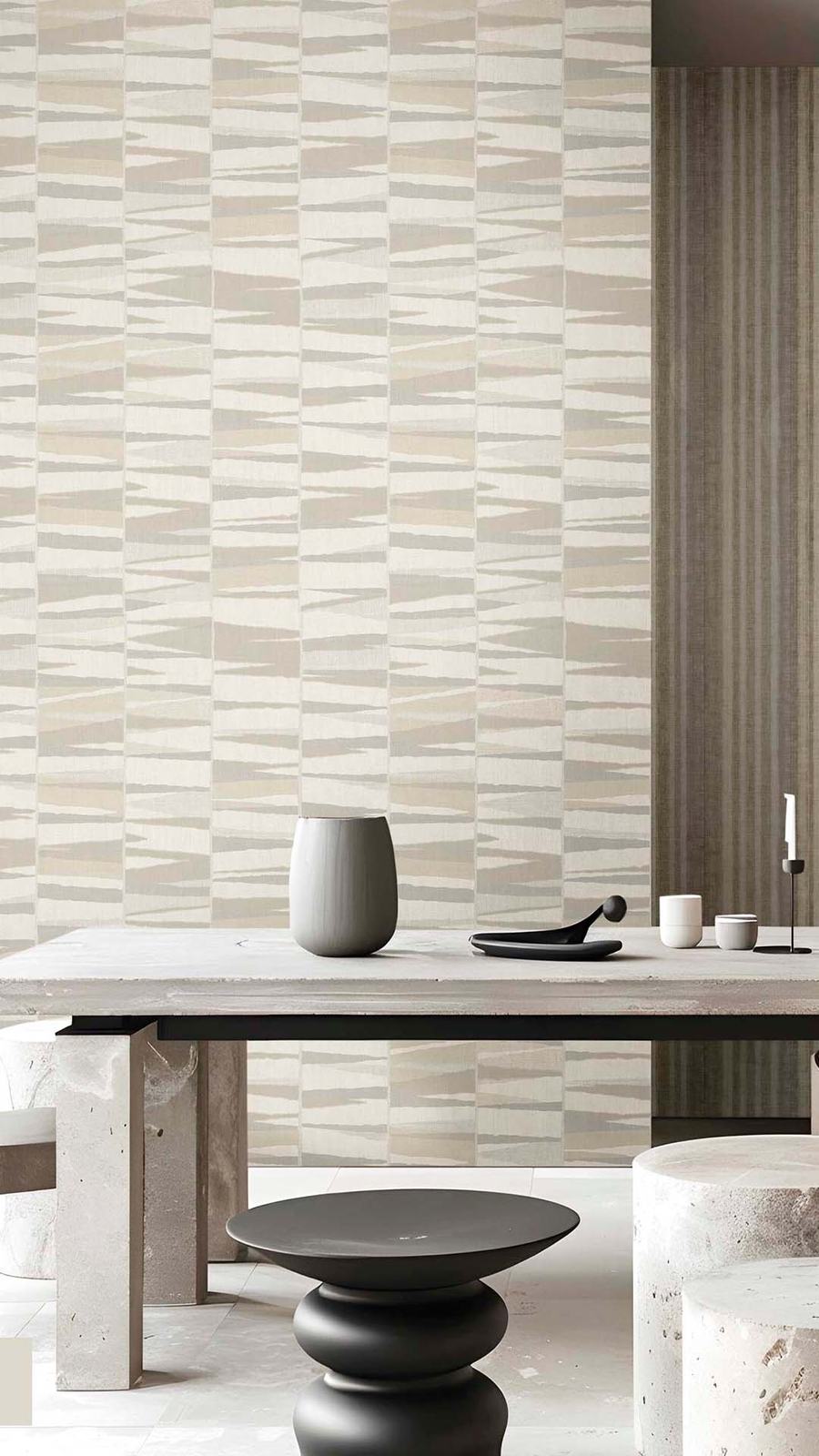 Papel de parede com riscas irregulares em tons bege, junto a uma mesa