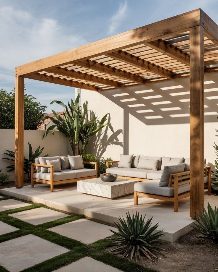 Pérgola de madeira com cobertura em ripado sobre um pátio com sofás